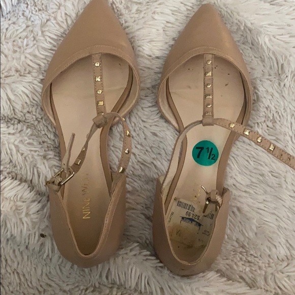 Nine West 7.5 Tan Pointy flats with studs - Picture 1 of 4